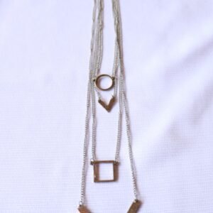 Collar Multicapa Plateado con Dijes Geométricos