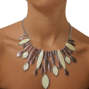 Collar Statement Plateado con Dijes Crema