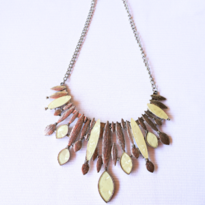 Collar Statement Plateado con Dijes Crema