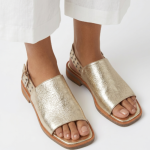 Sandalias de Cuero Dorado con Tachas