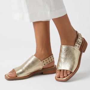 Sandalias de Cuero Dorado con Tachas
