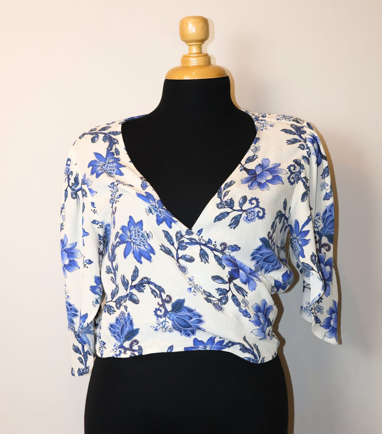 Blusa Farm Rio Wrap Floral Azul y Crema - L