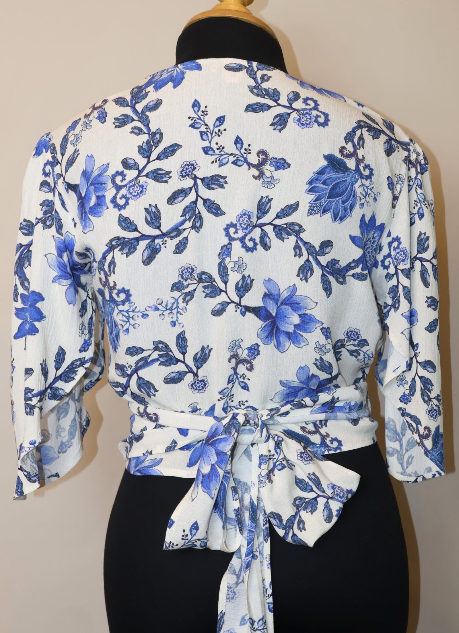 Blusa Farm Rio Wrap Floral Azul y Crema - L - Imagen 2
