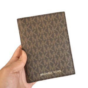 Porta Pasaporte Michael Kors Marrón con Logo Signature
