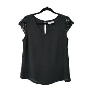 Blusa University Club Negra con Mangas de Crochet - S