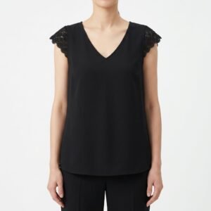 Blusa University Club Negra con Mangas de Crochet - S