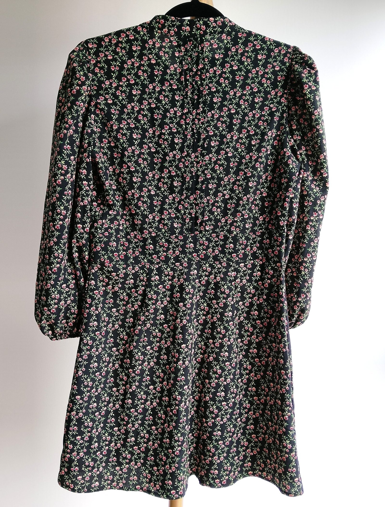 Vestido Topshop Corto Negro Floral con Alforzas - M - Imagen 4