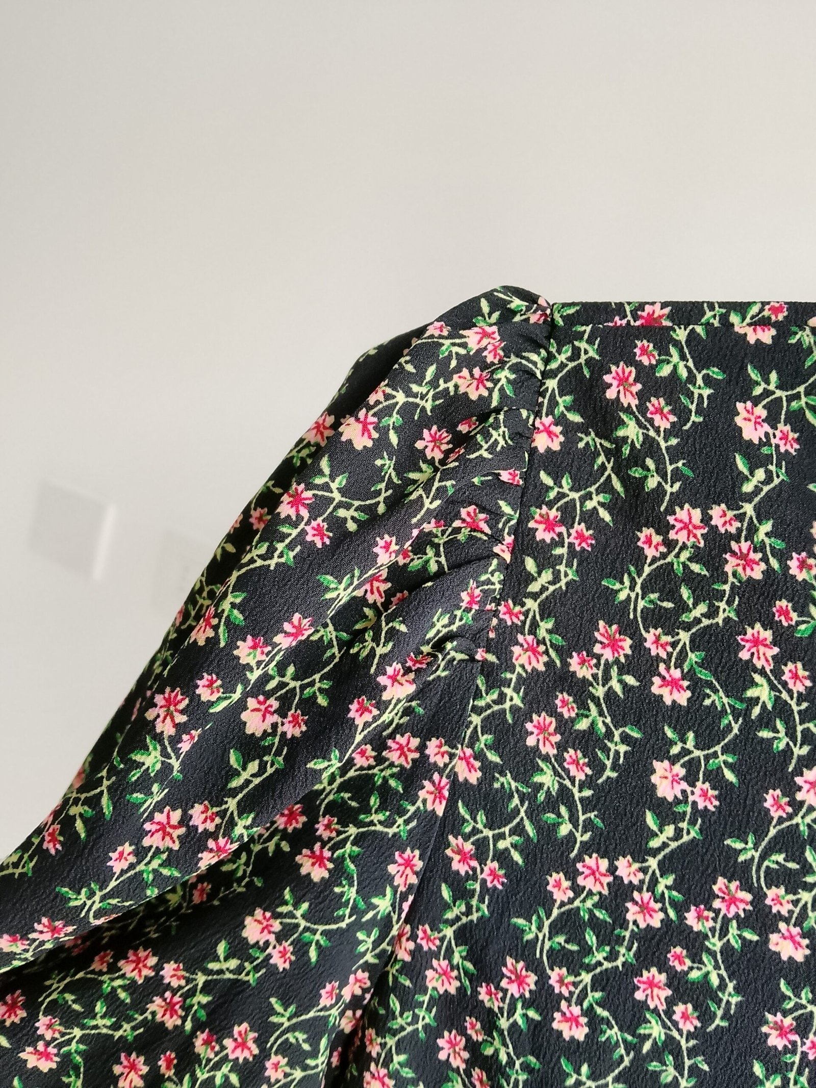 Vestido Topshop Corto Negro Floral con Alforzas - M - Imagen 6