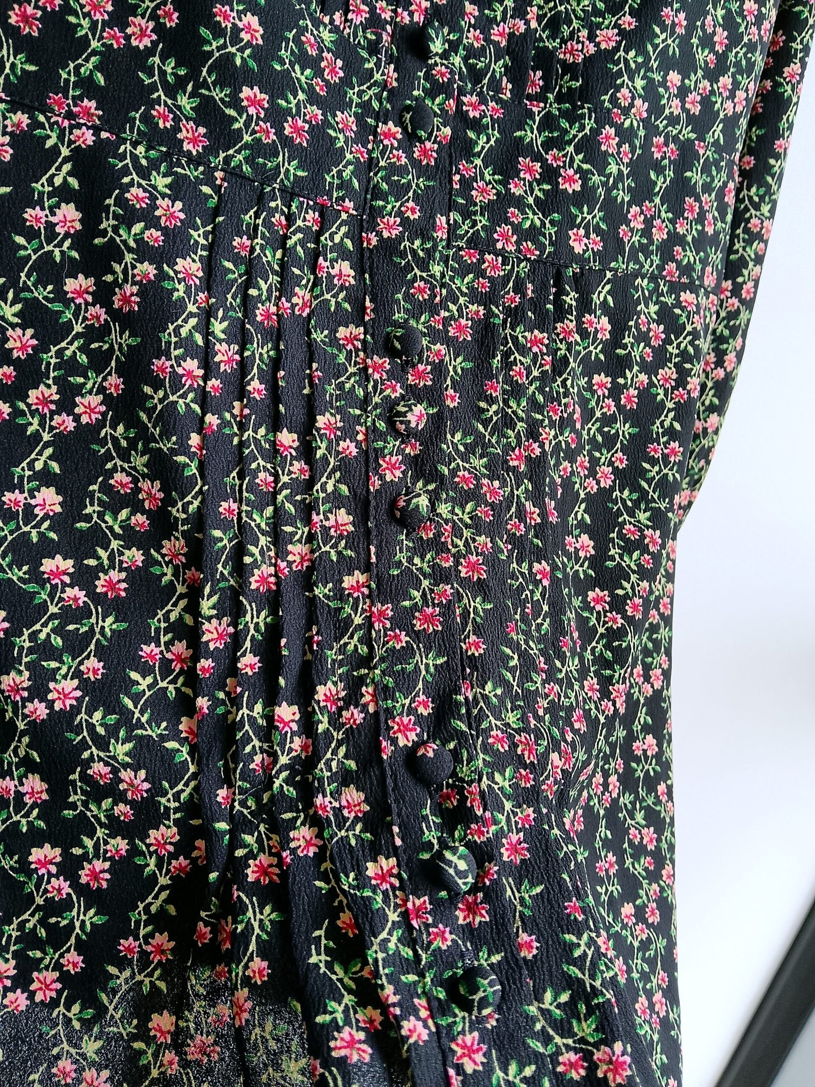 Vestido Topshop Corto Negro Floral con Alforzas - M - Imagen 5