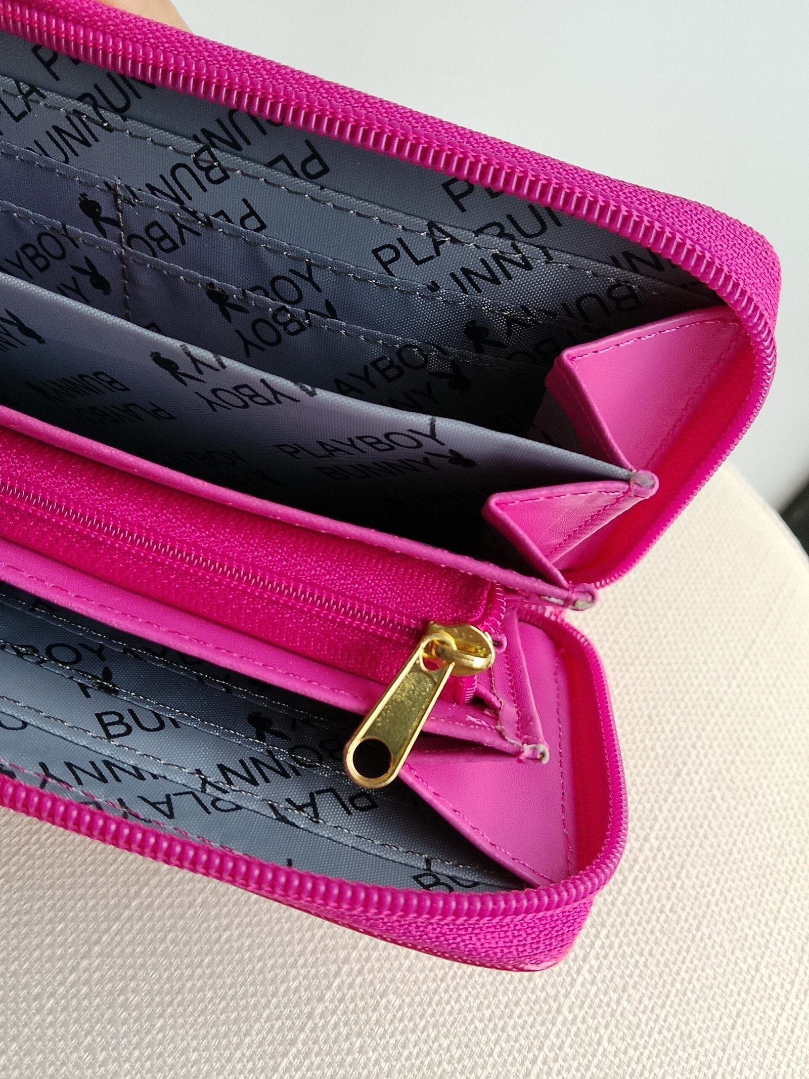 Billetera Playboy Fucsia con Placa Dorada - Única - Imagen 4