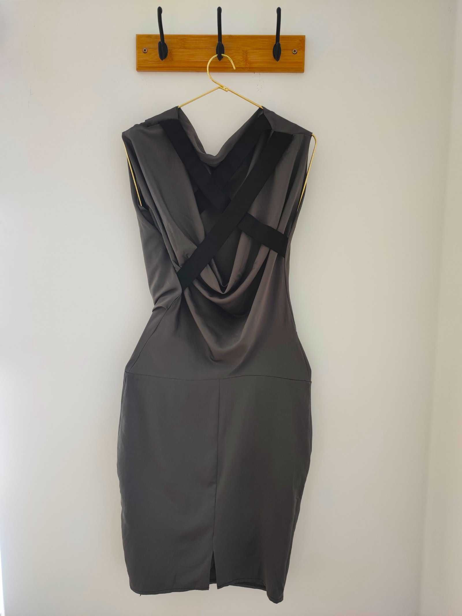 Vestido ASOS Verde Olivo con Cuello Drapeado y Espalda Cruzada - S - Imagen 4